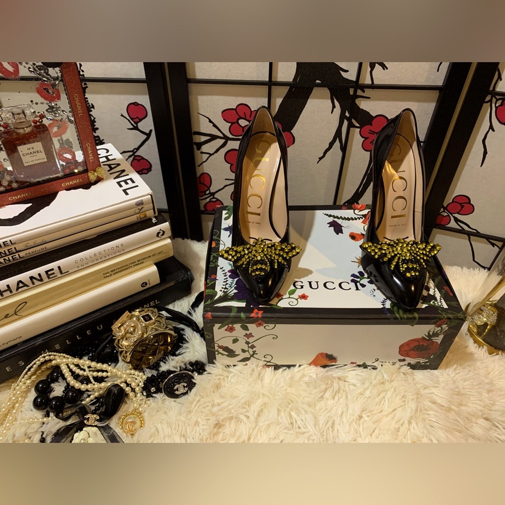 JLN😍
Gucci Black and Gold pumps.